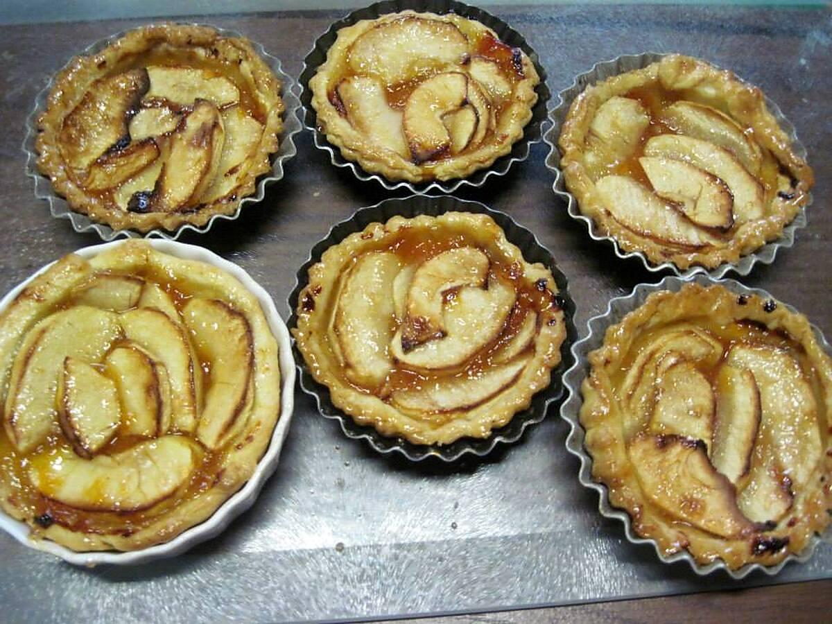 recette tartelettes auc pommes sur un lit de confiture.