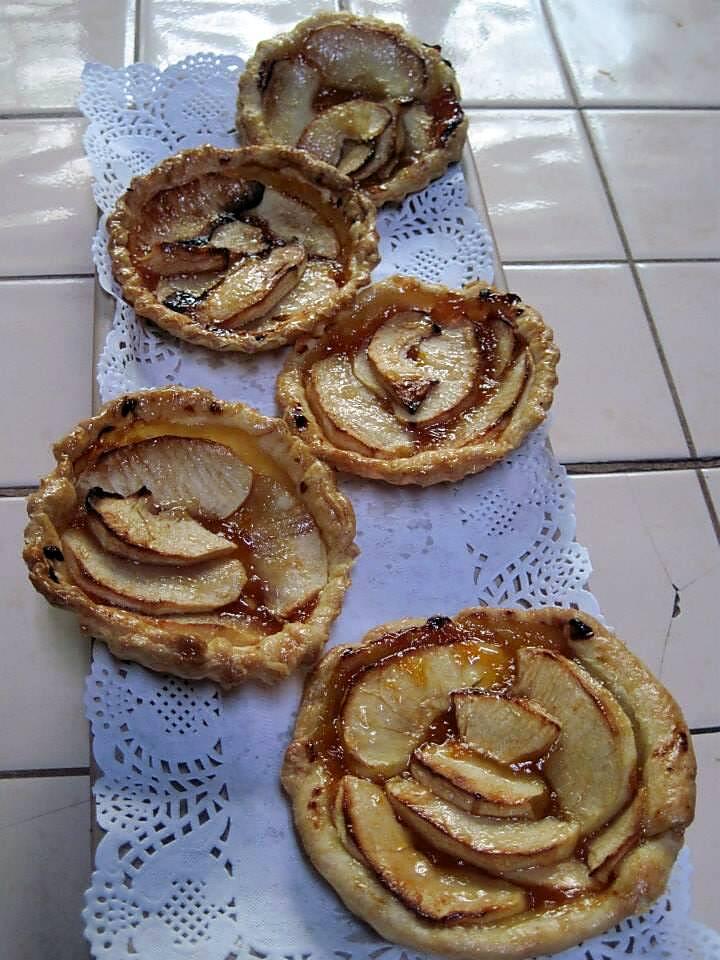 recette tartelettes auc pommes sur un lit de confiture.