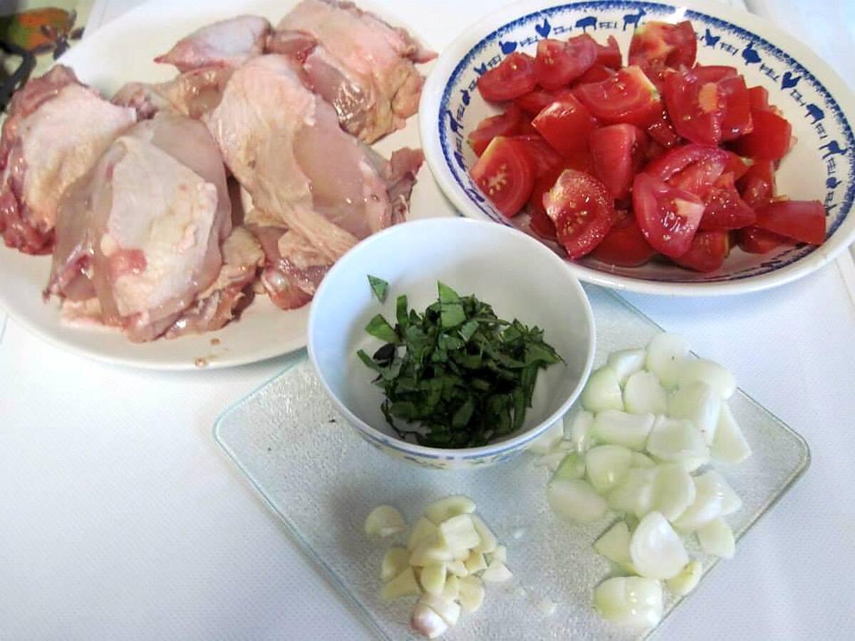 recette poulet en morceaux a la sauce tomates et basilic.