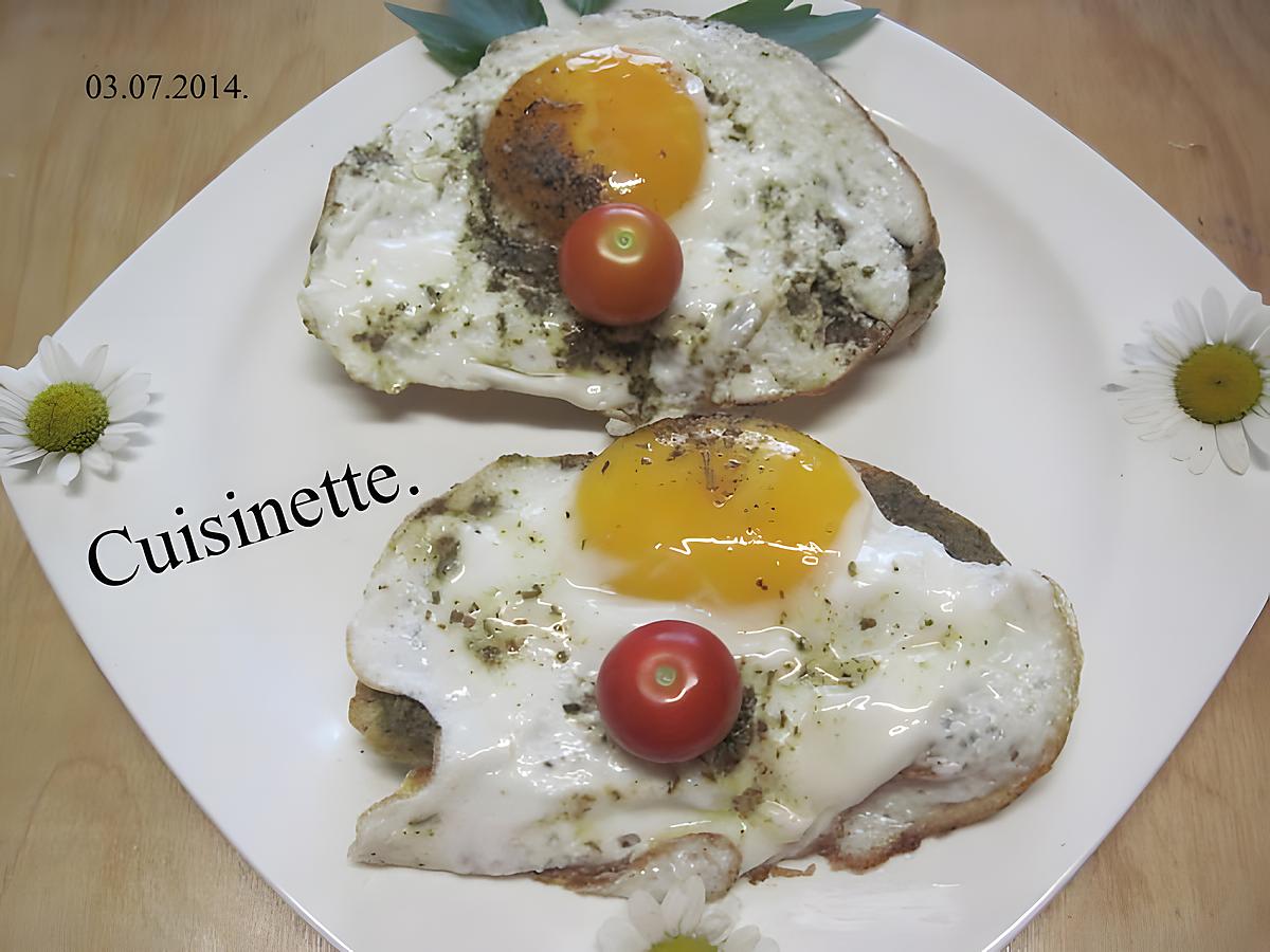 recette Oeufs sur le plat sur tranches de pain au pesto.