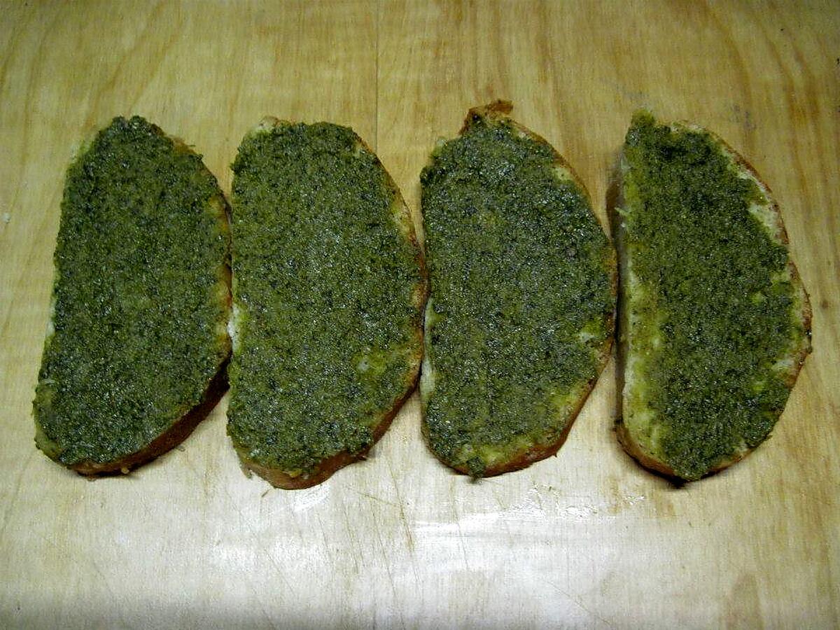 recette Oeufs sur le plat sur tranches de pain au pesto.