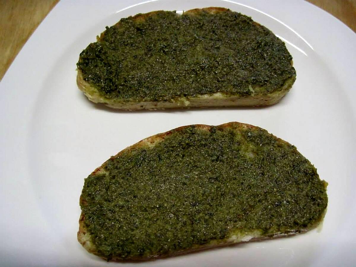 recette Oeufs sur le plat sur tranches de pain au pesto.