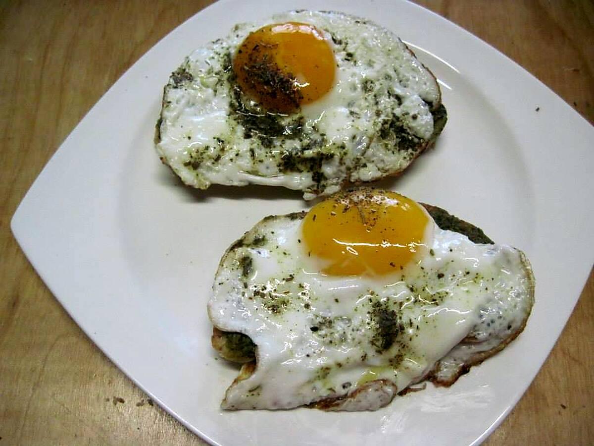 recette Oeufs sur le plat sur tranches de pain au pesto.