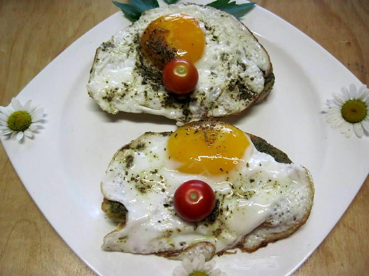 recette Oeufs sur le plat sur tranches de pain au pesto.