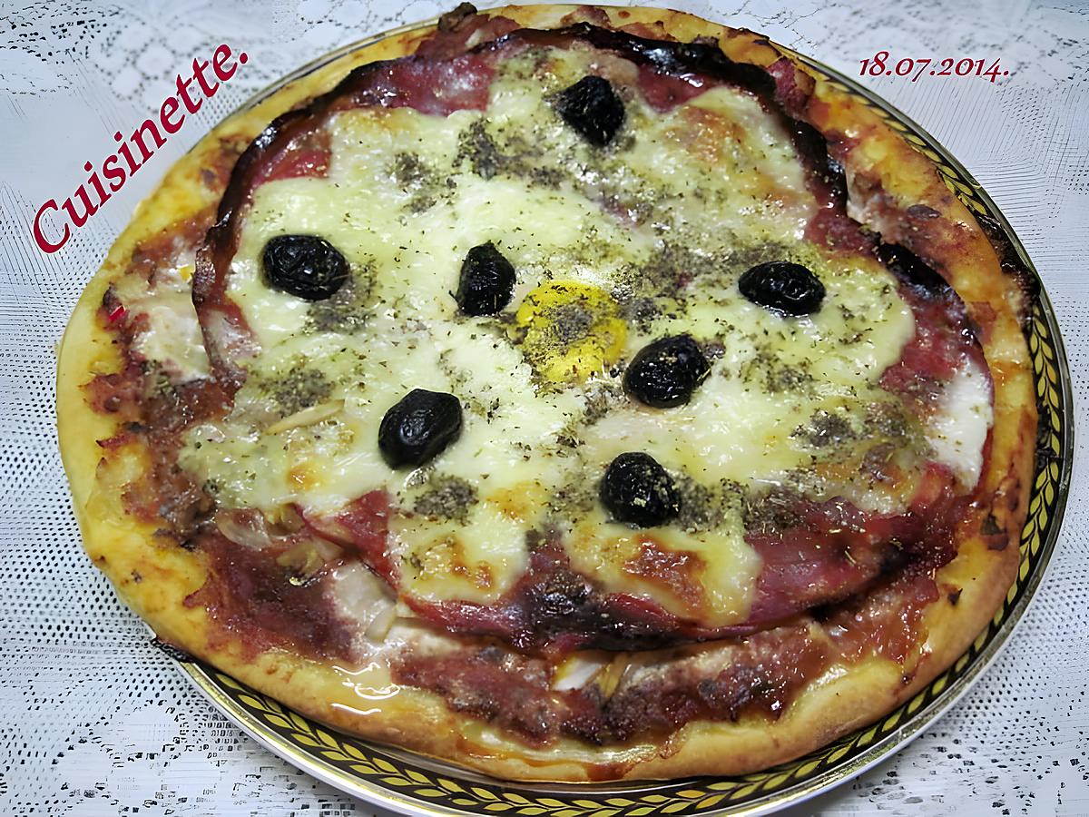 recette Pizza aux oignons et chorizo. mozzarella.