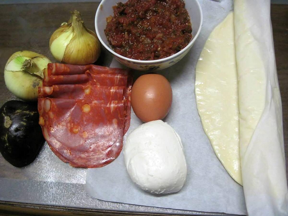 recette Pizza aux oignons et chorizo. mozzarella.