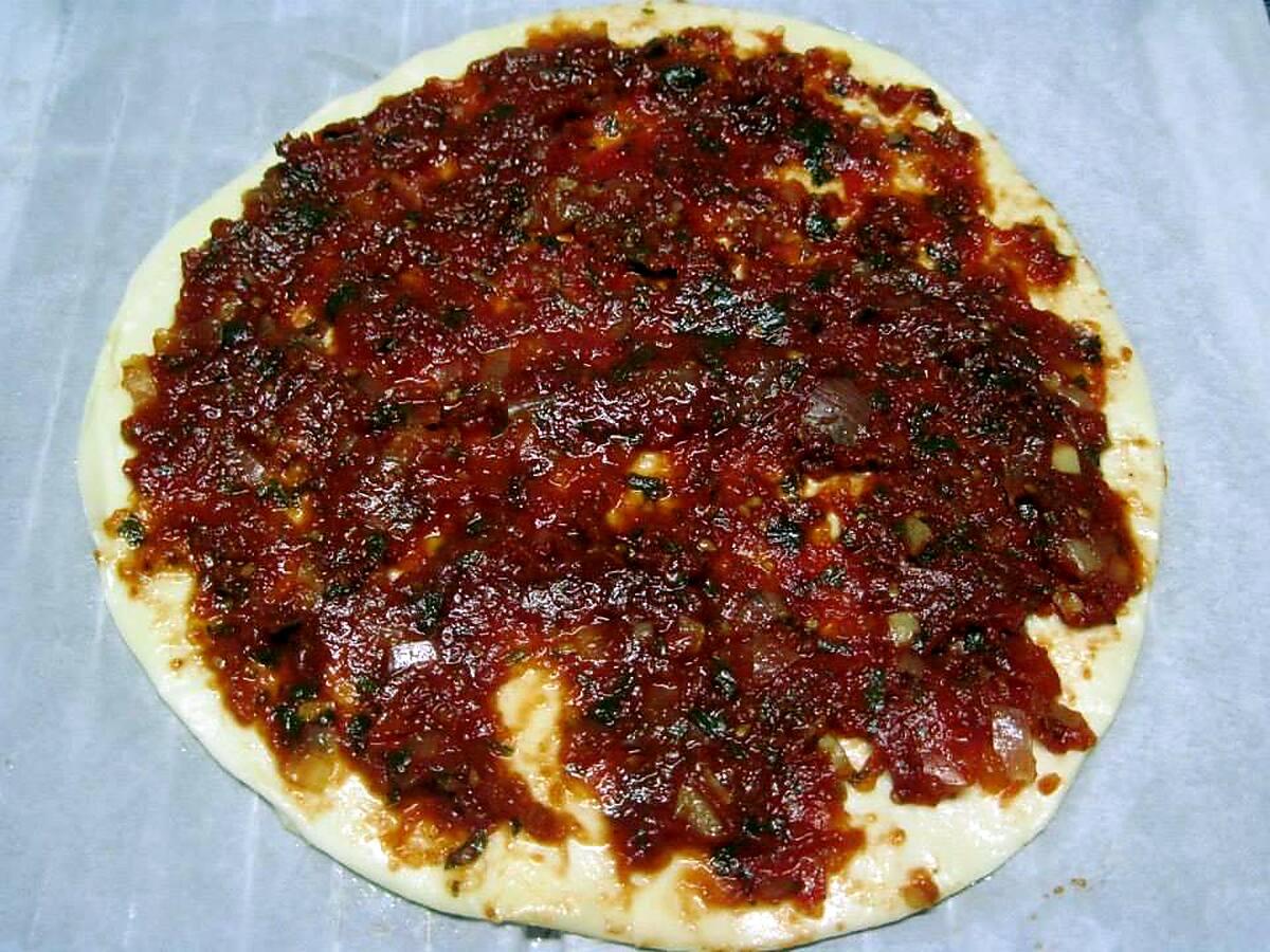 recette Pizza aux oignons et chorizo. mozzarella.