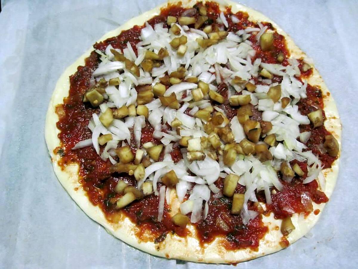 recette Pizza aux oignons et chorizo. mozzarella.