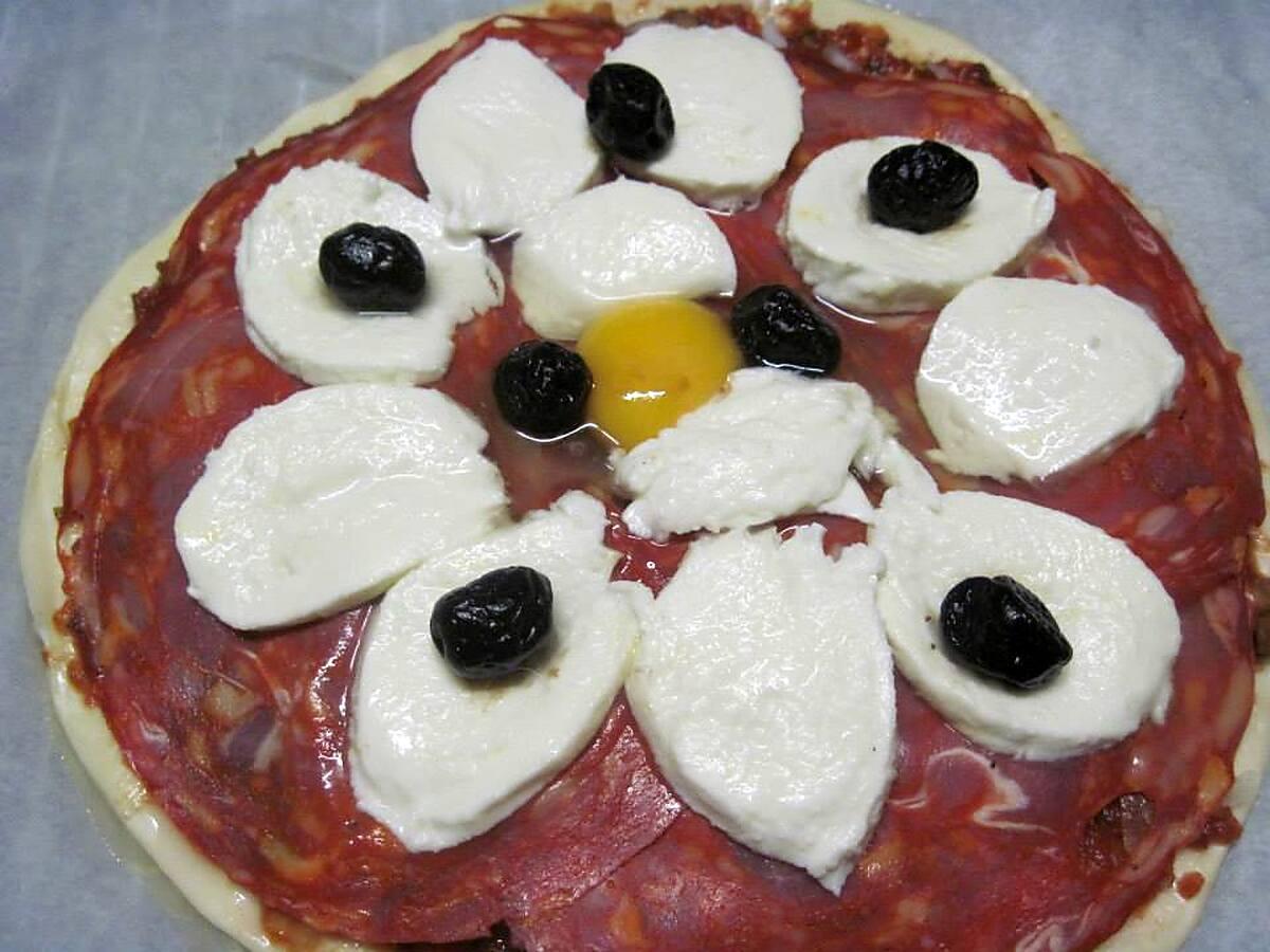 recette Pizza aux oignons et chorizo. mozzarella.