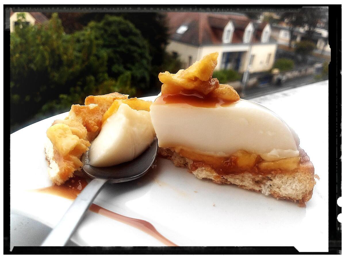 recette panacotta au lait d'amande sur un lit de pomme fondante et caramel au miel sur son toast brioché