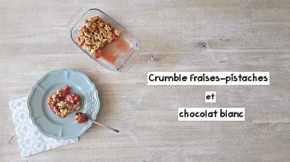 recette CRUMBLE FRAISES- PISTACHES ET CHOCOLAT BLANC