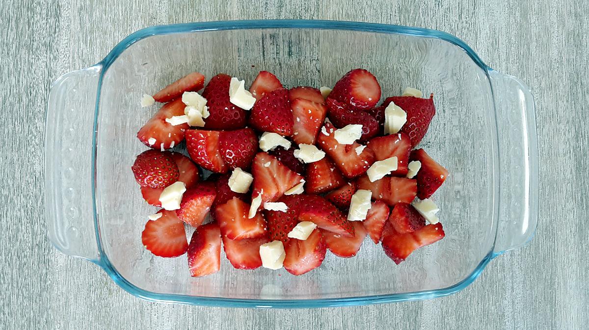 recette CRUMBLE FRAISES- PISTACHES ET CHOCOLAT BLANC