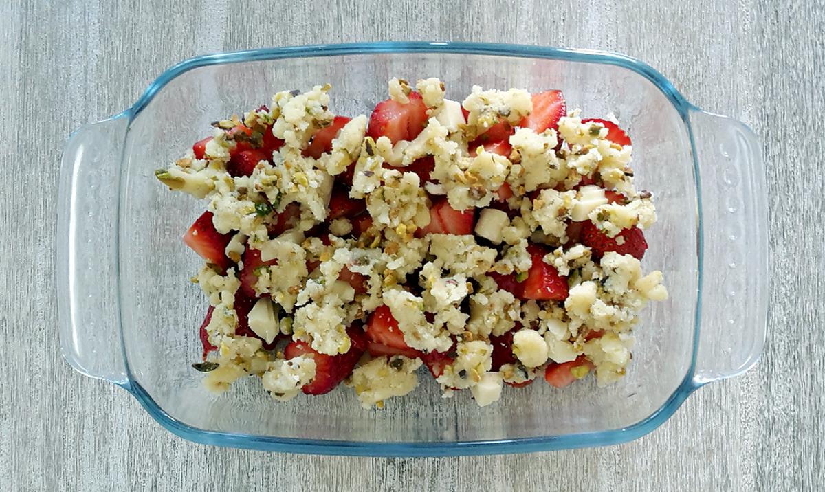 recette CRUMBLE FRAISES- PISTACHES ET CHOCOLAT BLANC