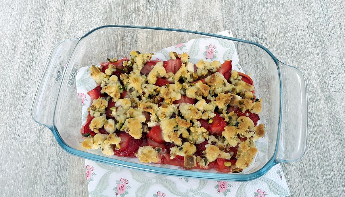 recette CRUMBLE FRAISES- PISTACHES ET CHOCOLAT BLANC