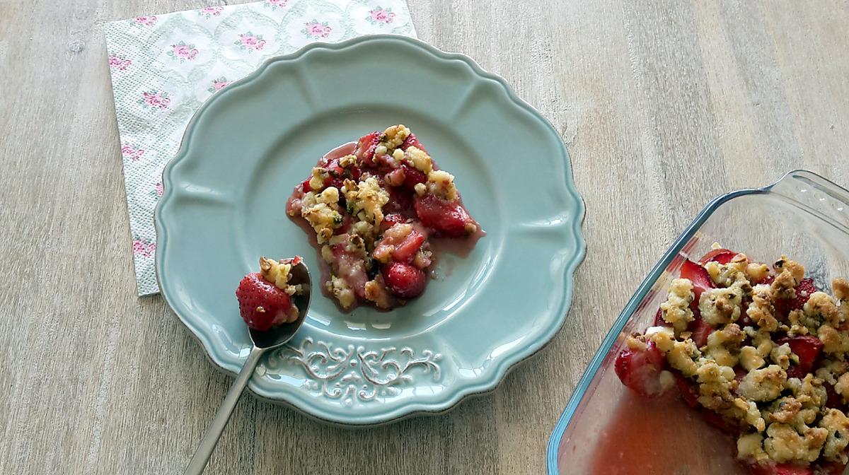 recette CRUMBLE FRAISES- PISTACHES ET CHOCOLAT BLANC