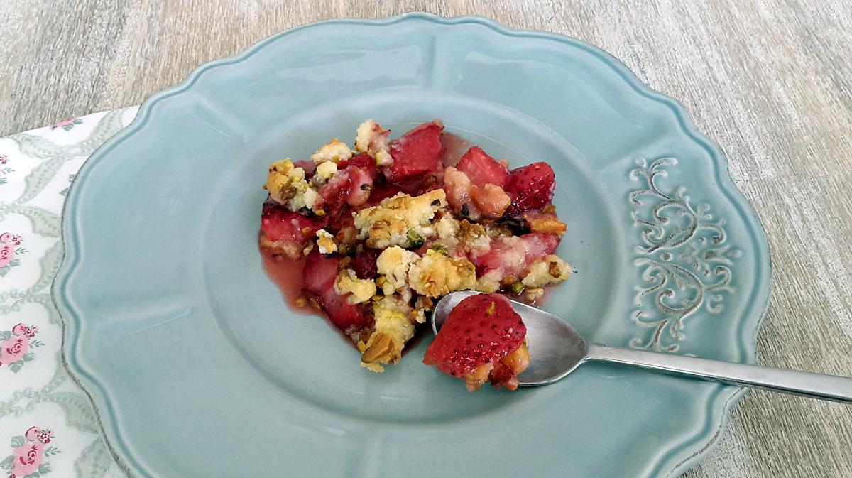 recette CRUMBLE FRAISES- PISTACHES ET CHOCOLAT BLANC