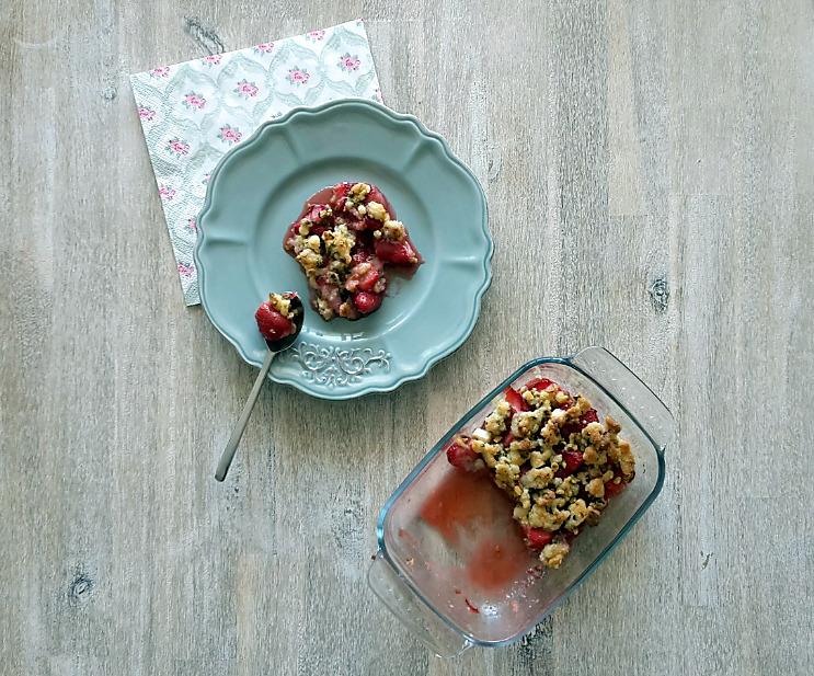 recette CRUMBLE FRAISES- PISTACHES ET CHOCOLAT BLANC