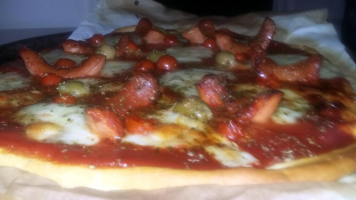 recette Pizza a la saucisses de Strasbourg
