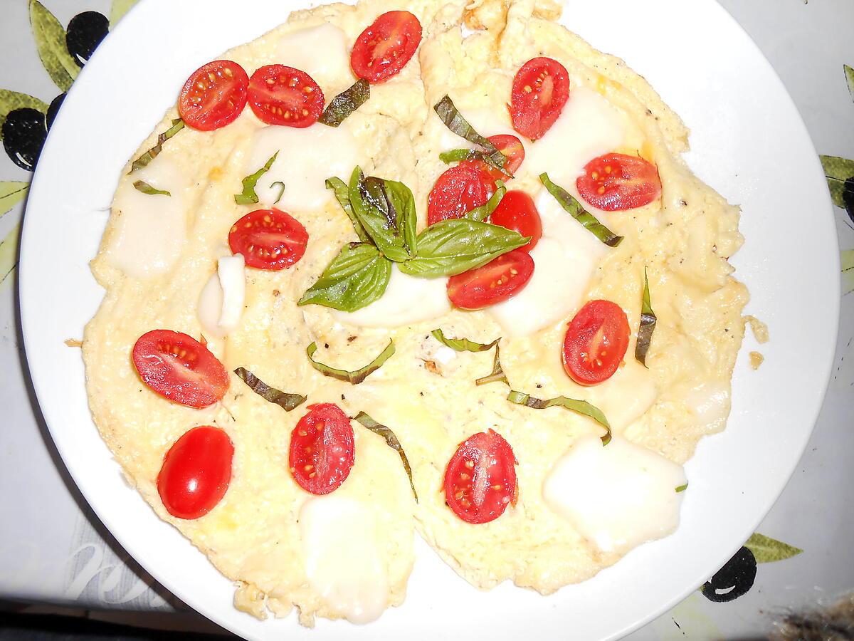 recette PETITE OMELETTE TOMATES CERISES MOZZARELLA BASILIC