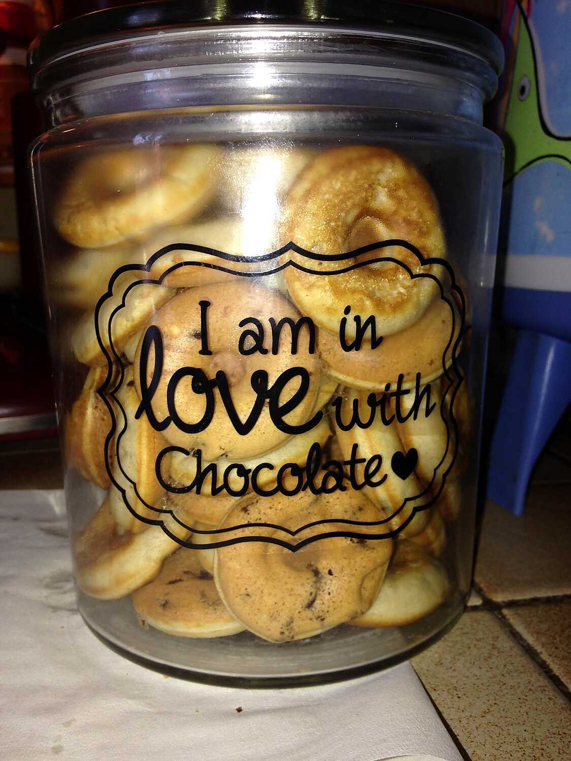 Petits beignets au chocolat avec appareil à donuts