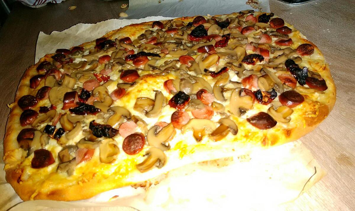 recette Pizza à la créme knackis champignons mozzarella