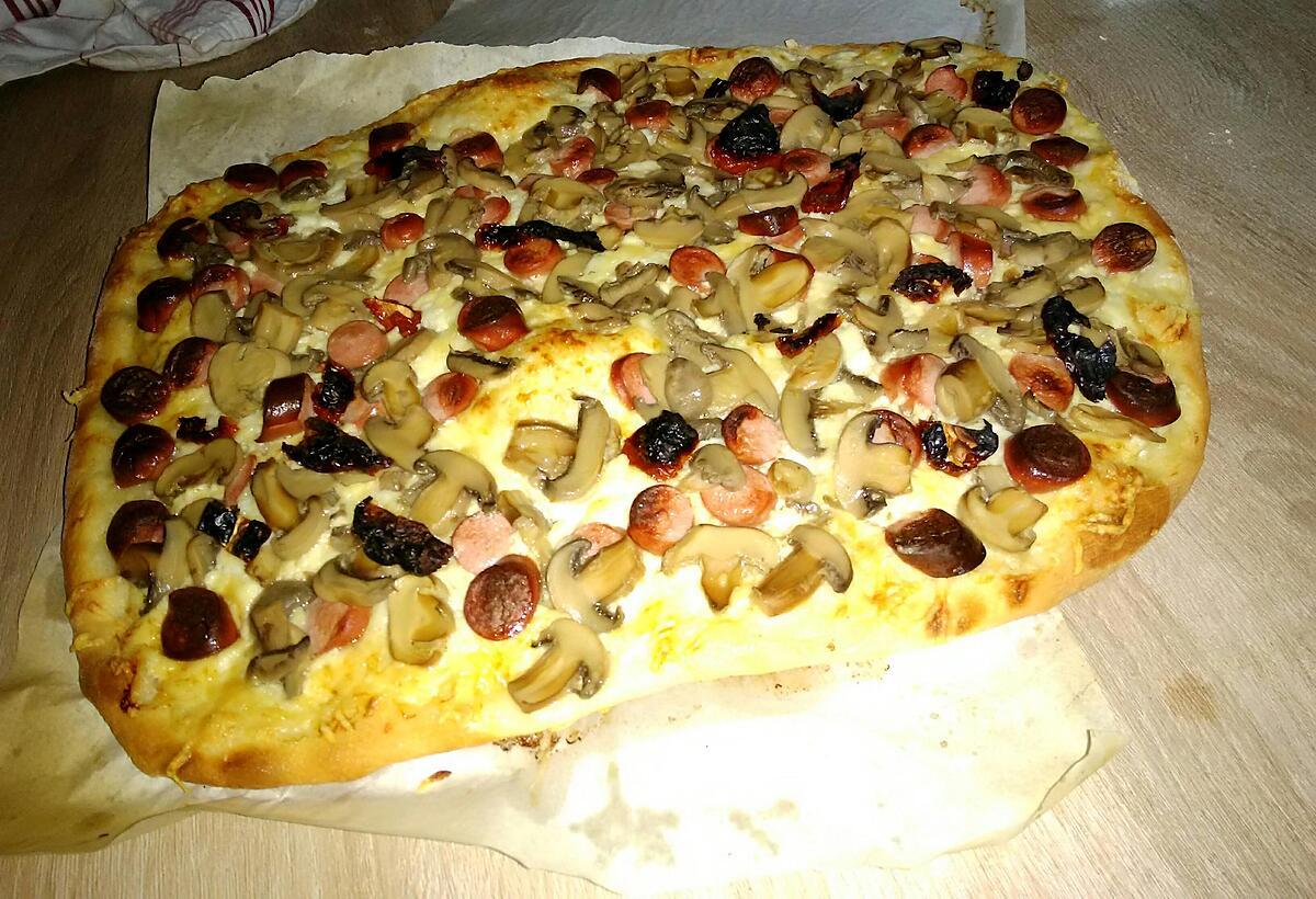 recette Pizza à la créme knackis champignons mozzarella