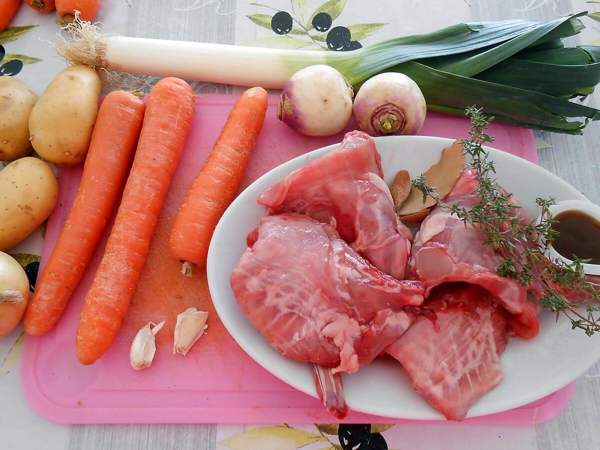 recette PATTES AVANT DE LAPIN EN POT AU FEU