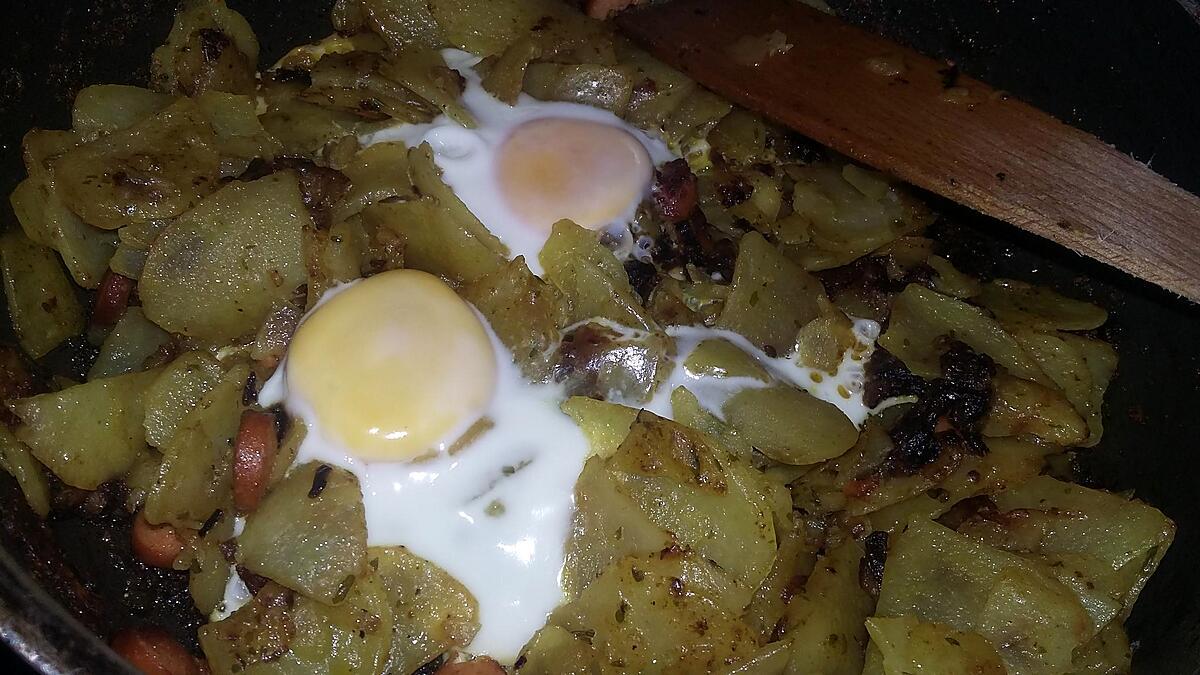 recette Pommes de terre sauté au curry saucisses de Strasbourg oeufs