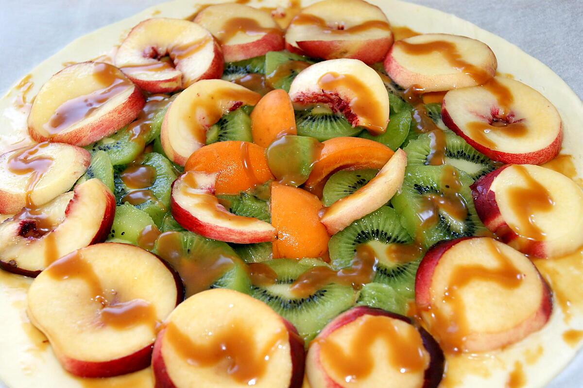 recette Tarte fine aux kiwis nectarines abricot et caramel beurre salé