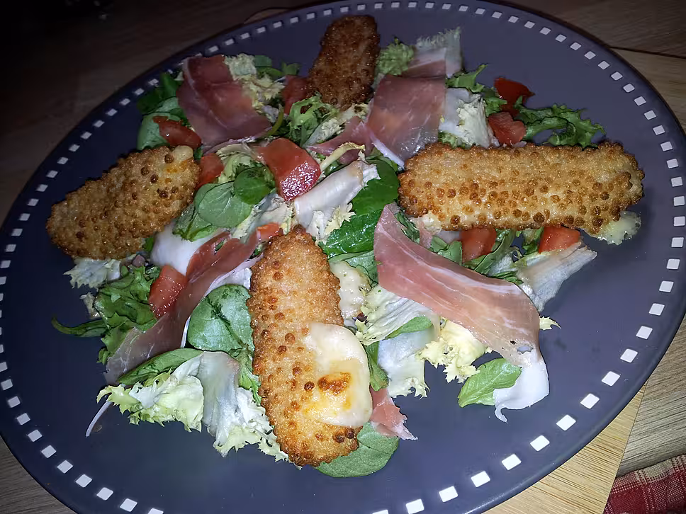 recette Salade tomate jambon cru et batonnets de mozzarella panés