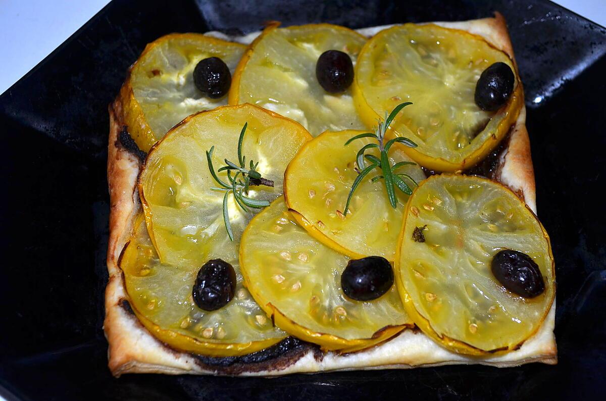 recette TARTE FINE A LA TOMATE ET AUX OLIVES NOIRES