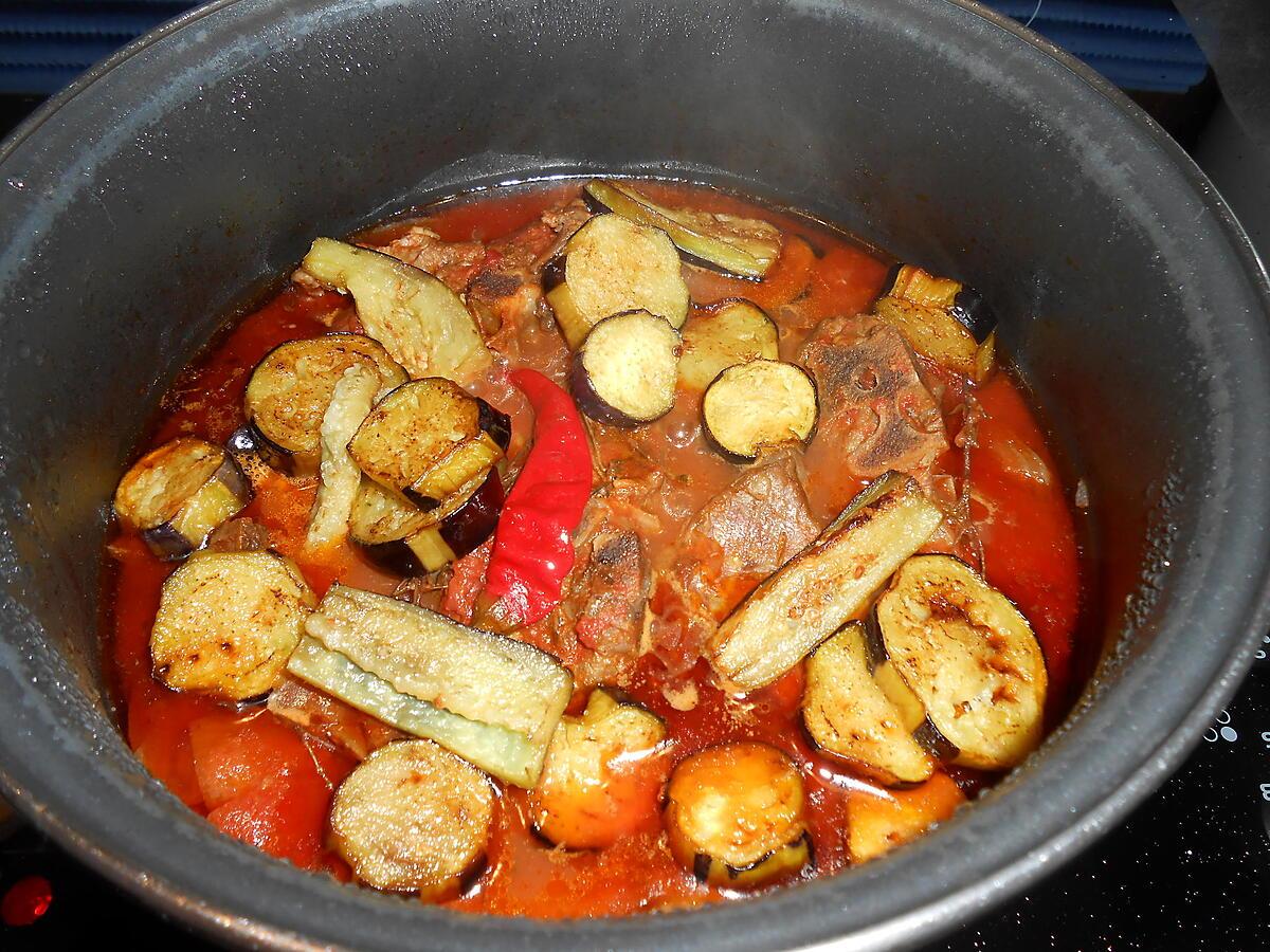 recette AGNELLO PROFUMATO (Agneau parfumé et sauce tomates fraiches maison et aubergines frites)