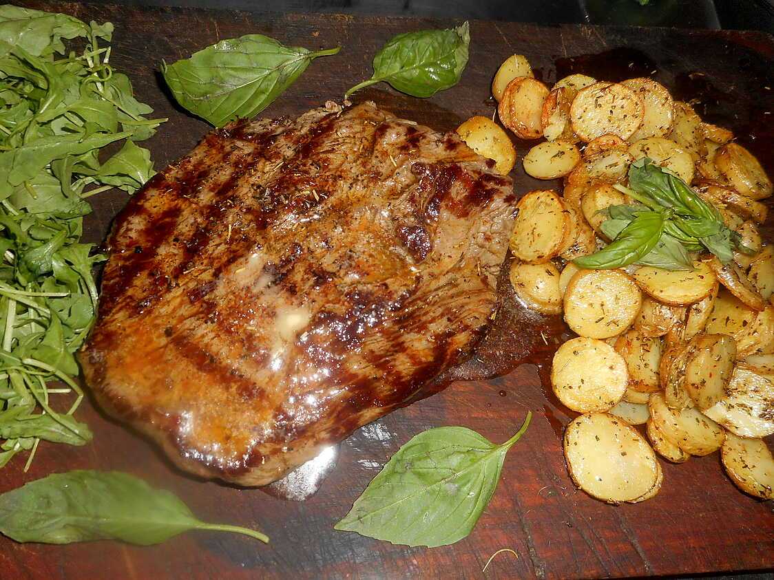 Piéce de boeuf grillée pommes de terre aux herbes de provence
