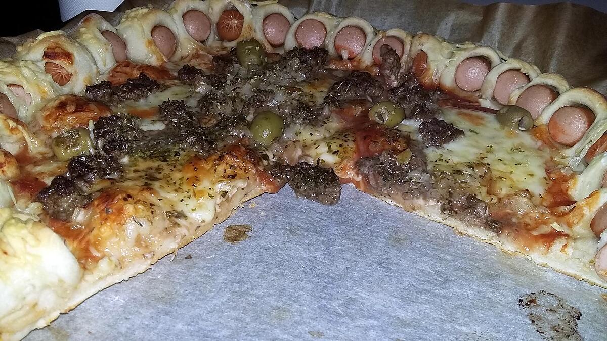 recette Pizza carnivore fourré au saucisses