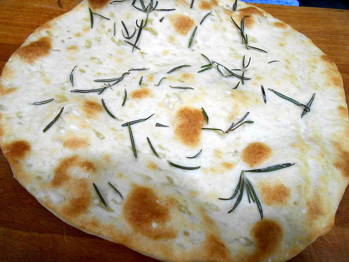recette PIZZA BLANCHE AU ROMARIN pour remplacer le pain et CHARCUTERIE