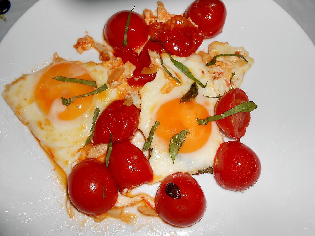 recette TOUT SIMPLE CE SOIR : OEUFS AU PLAT TOMATES GRAPPE