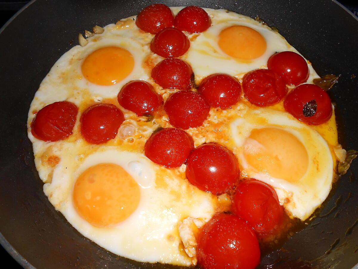 recette TOUT SIMPLE CE SOIR : OEUFS AU PLAT TOMATES GRAPPE