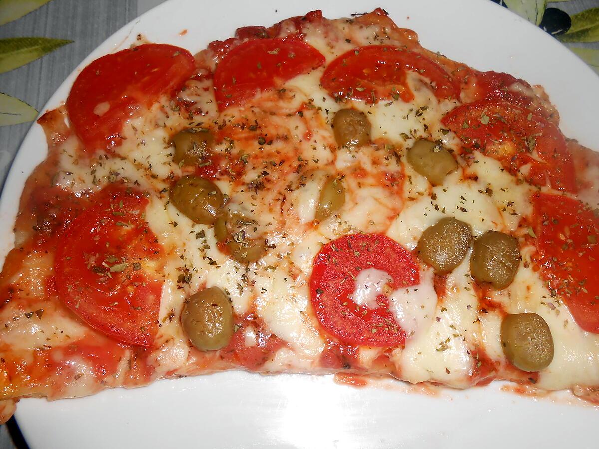 recette PIZZA DUO : MASCARPONE GORGONZOLA POIRE SAUMON/TOMATE MOZZA CHIFFONNADE DE JAMBON D'AOSTE