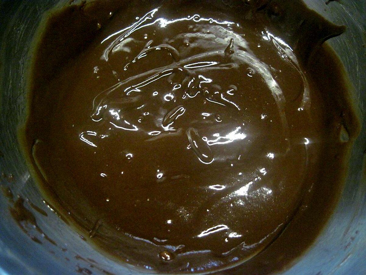 recette Gâteau fourré à la crème au beurre chocolaté.