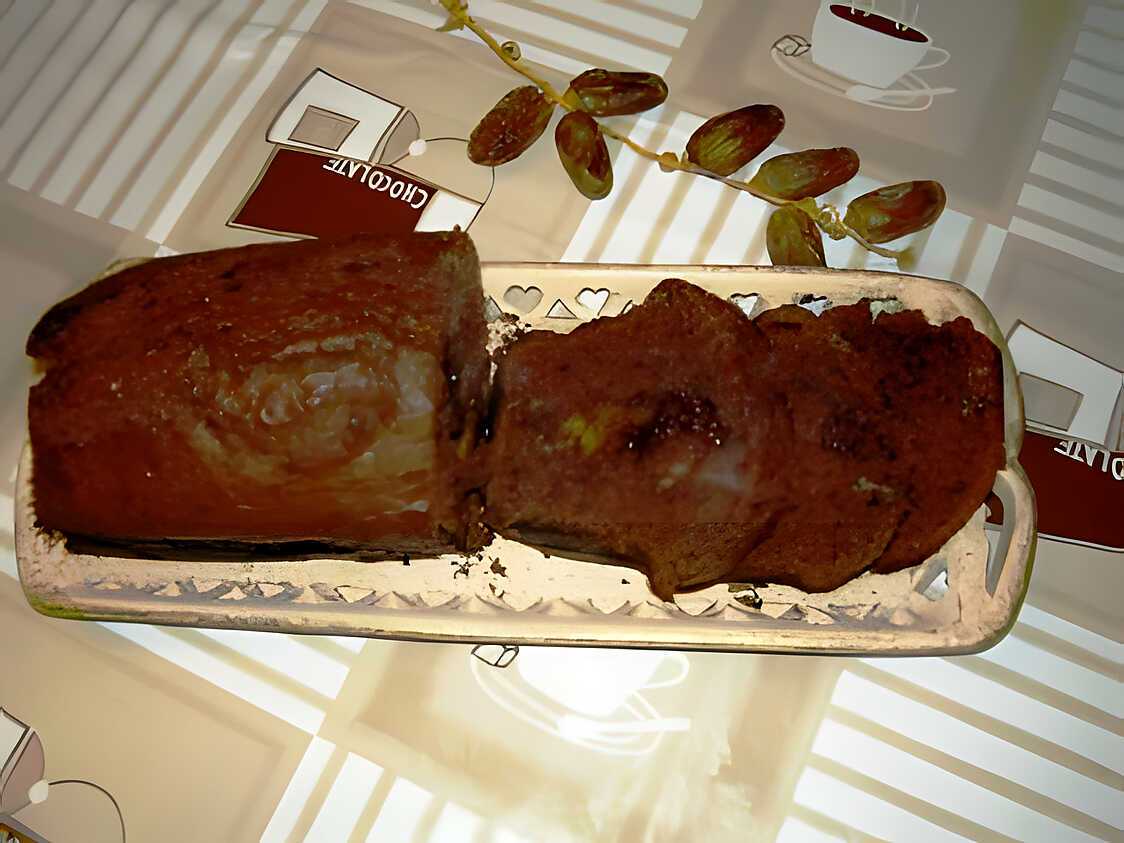 Cake au coeur moelleux, aux dattes , au miel et aux épices