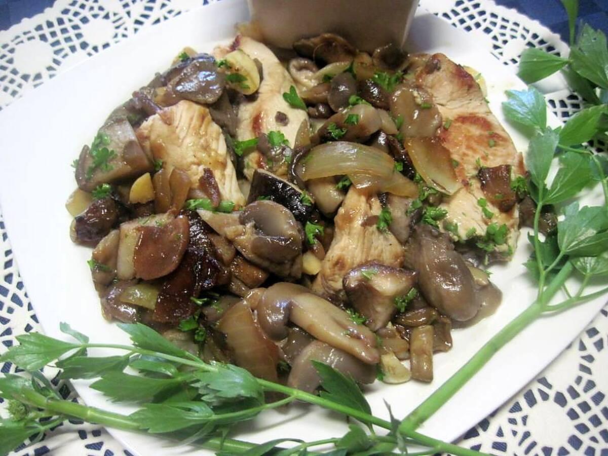 recette Émincé de poulet aux cocktail de champignons.