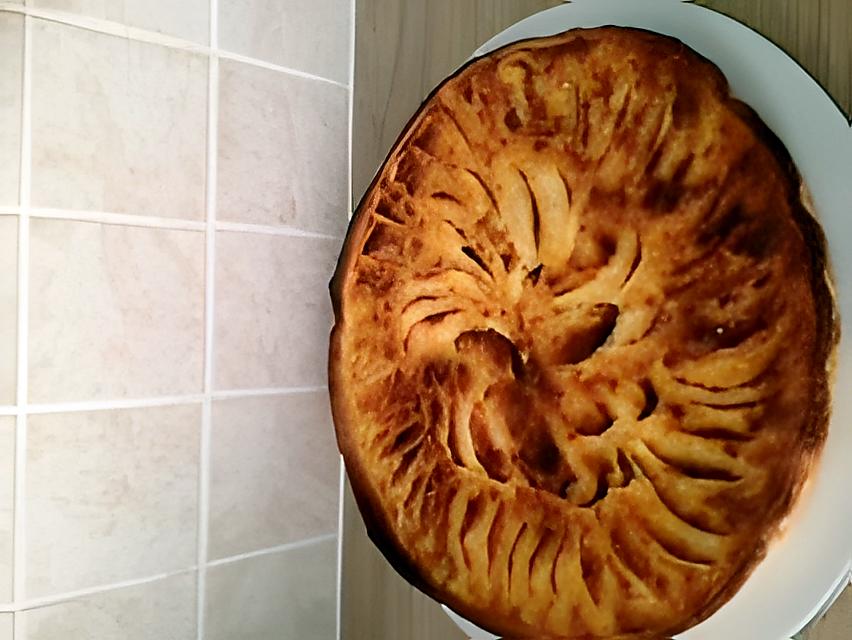 recette tarte aux pommes sur lit de compoté de pomme figues , crème au lait concentré, amande