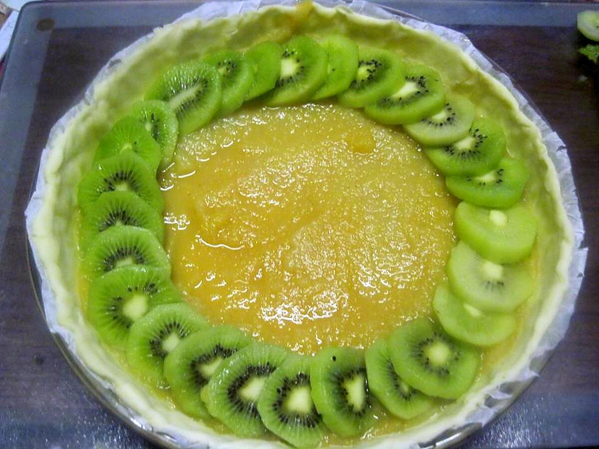 recette Tarte aux kiwis.sur une compotée de pommes.