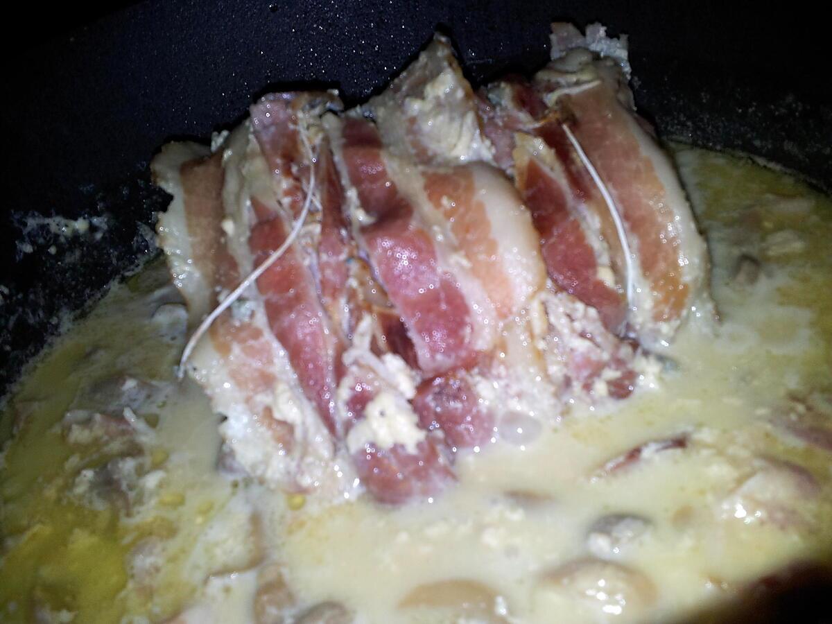 recette Rôti de porc farcis au roquefort lardés sauce au lait