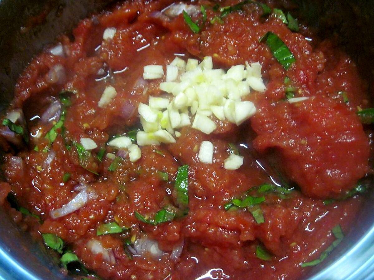 recette Oeufs durs à la sauce tomates/ basilic.