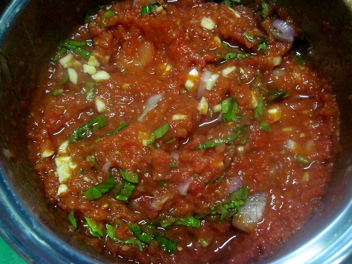 recette Oeufs durs à la sauce tomates/ basilic.