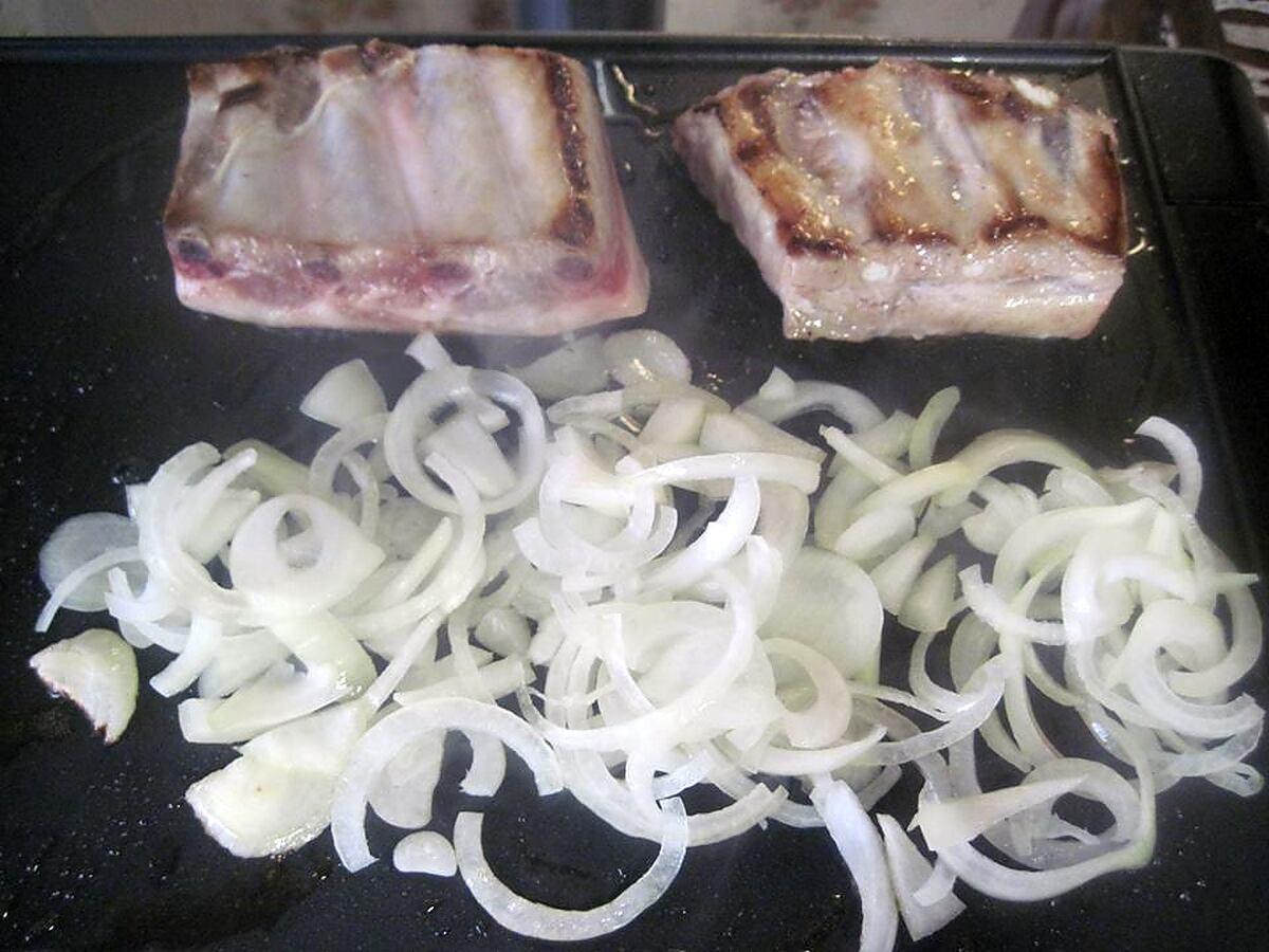 recette Travers de porc a oignon en sauce tomates et céleris.