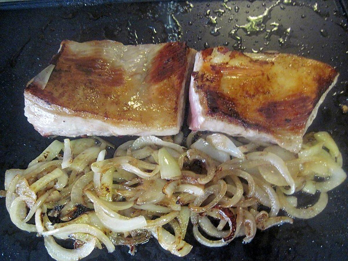 recette Travers de porc a oignon en sauce tomates et céleris.