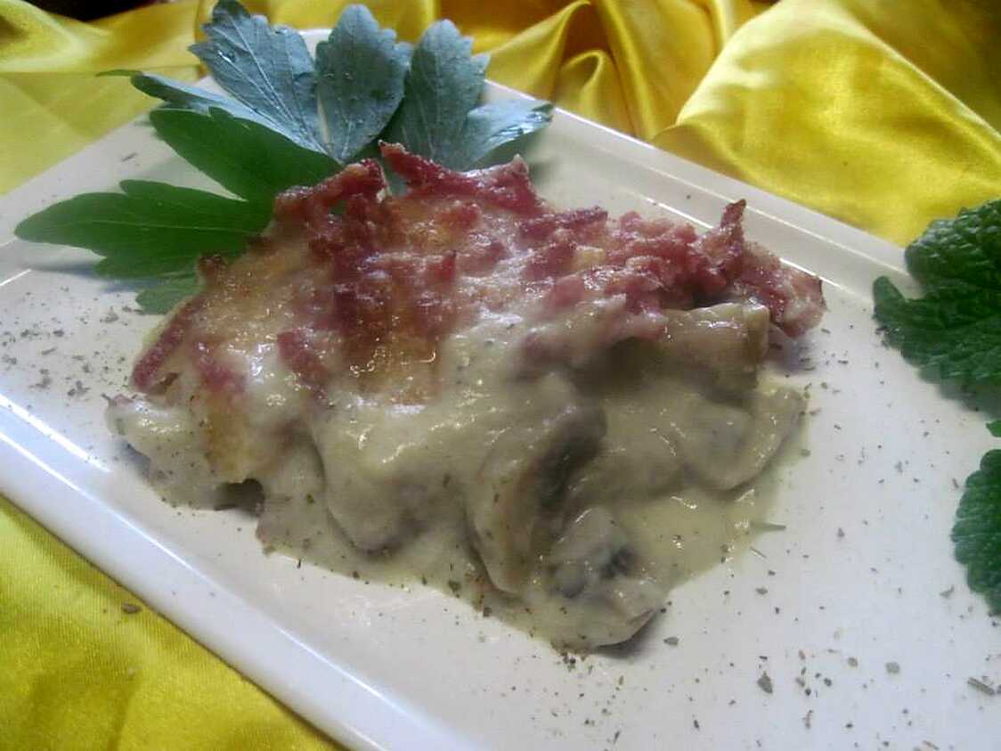 Champignons et bacon à la béchamel gratinés.