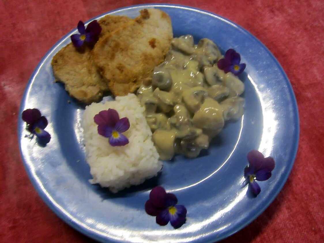 Champignons sauce blanche. steaks de porc.riz.